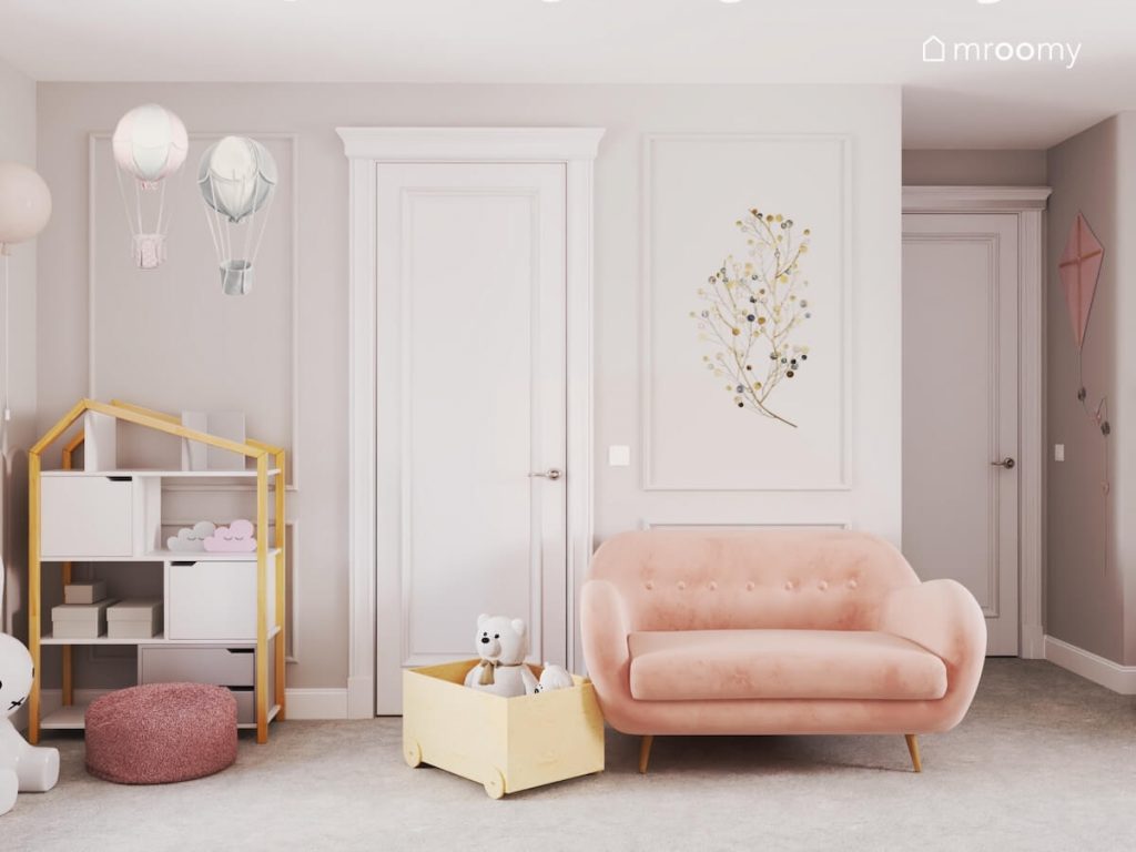 Biało szary pokój dziewczynki a w nim różowa kanapa i pufa regał w kształcie domku lampa w kształcie królika i ozdoby w postaci balonów i gałązek