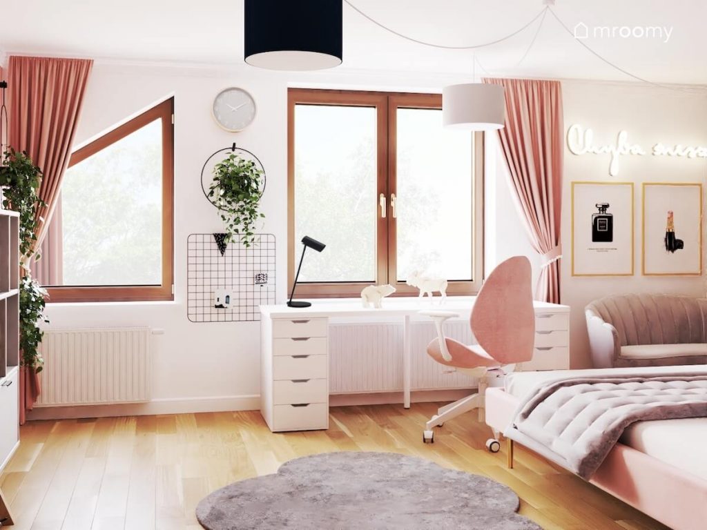 Jasny pokój dla dziewczynki z białymi meblami różowymi dodatkami oraz ozdobnymi kwietnikami i plakatami na ścianach