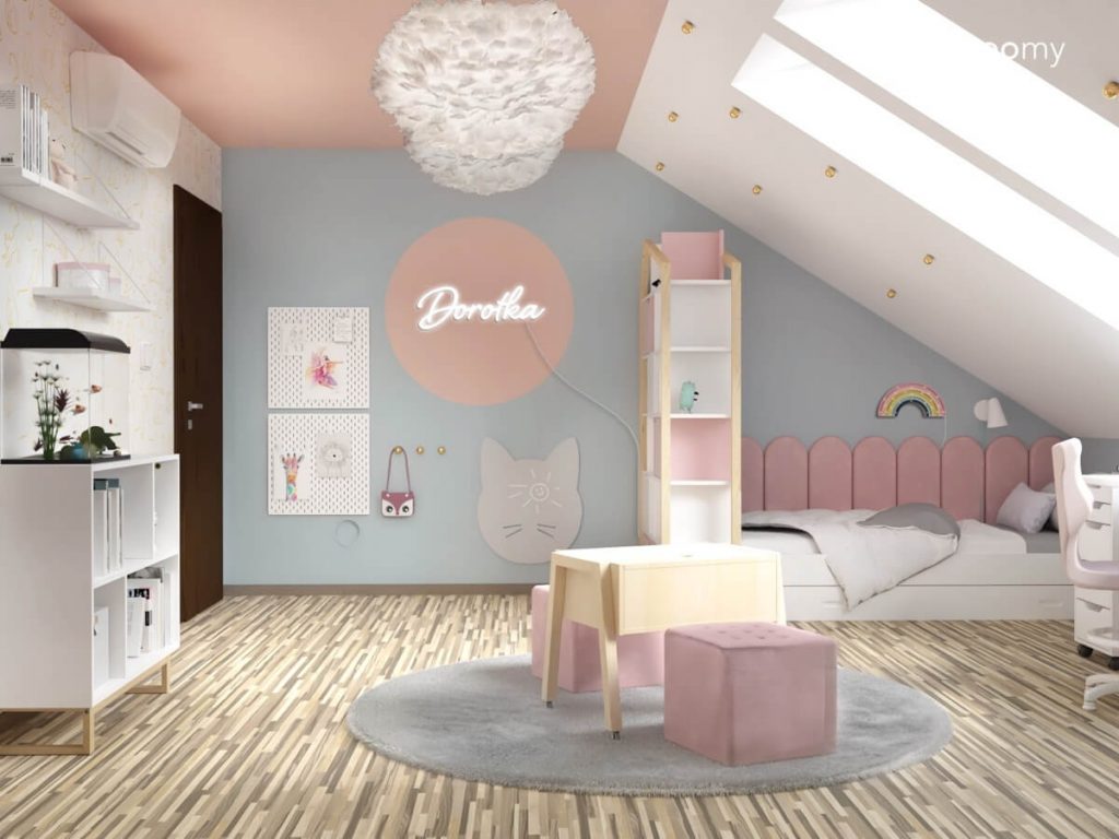 Biało różowo niebieski poddaszowy pokój dla dziewczynki z biało drewnianymi meblami szarymi dodatkami oraz łóżkiem uzupełnionym różowymi panelami ściennymi