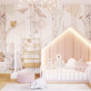 tapeta z lasem w delikatnych odcieniach różu w pokoju z łóżkiem domek
