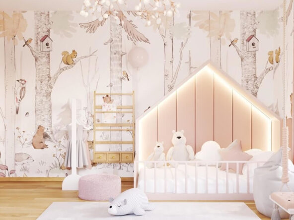 tapeta z lasem w delikatnych odcieniach różu w pokoju z łóżkiem domek