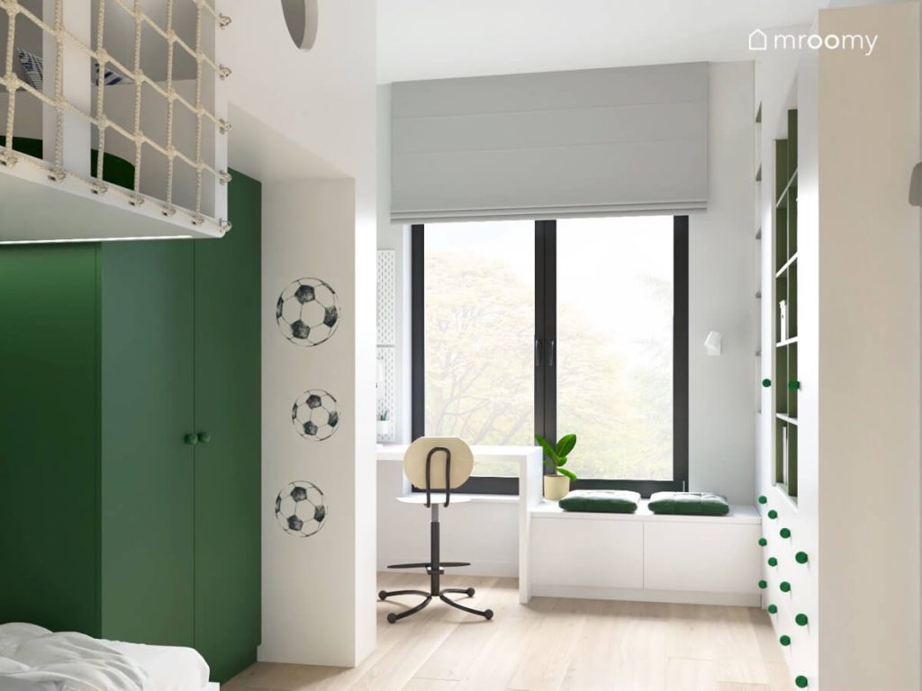 Biały pokój dla chłopca a w nim zielona szafa białe meble i naklejki w kształcie piłek