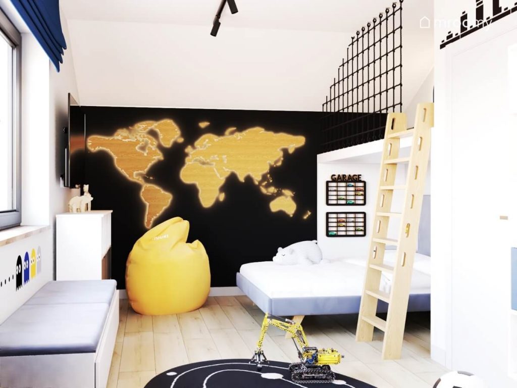 Podświetlana mapa świata w pokoju dla chłopca a także żółta pufa oraz półki na samochody na ścianie