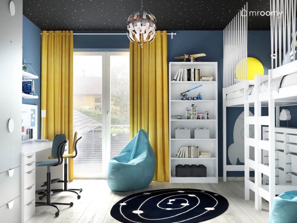 Granatowy pokój dwóch chłopców a w nim białe meble niebieska pufa galaktyczny dywan oraz żółte zasłony a na suficie gwieździsta tapeta oraz futurystyczna lampa