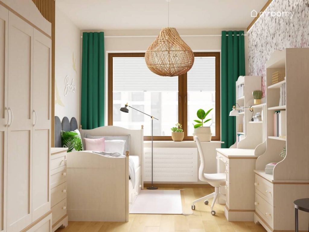 Przytulny pokój dla nastolatki z białymi meblami szarymi panelami ściennymi przy łóżko oraz zielonymi zasłonami