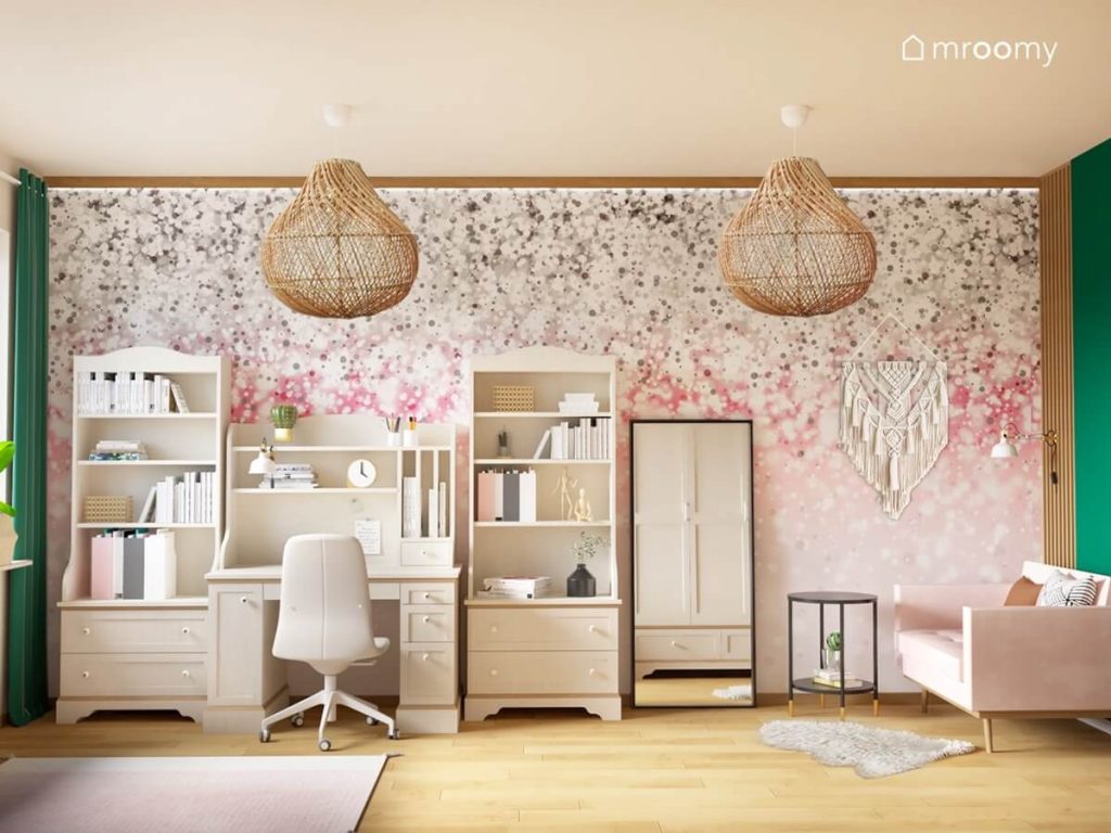 Ściana pokryta różowo szarą tapetą w kropki a także meble w stylu wiktoriańskim podłużne lustro oraz różowa kanapa w pokoju dla dziewczynki
