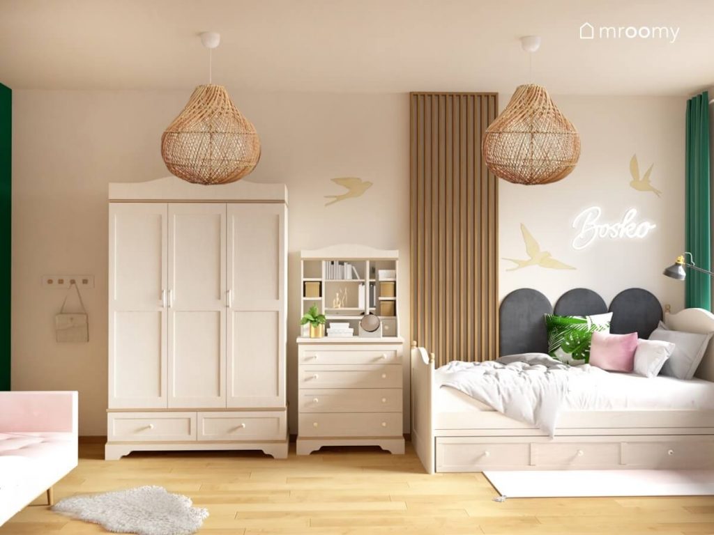 Jasny przytulny pokój dla dziewczynki w wieku szkolnym z białymi meblami wiklinowymi lampami oraz naklejkami w kształcie ptaków na ścianach