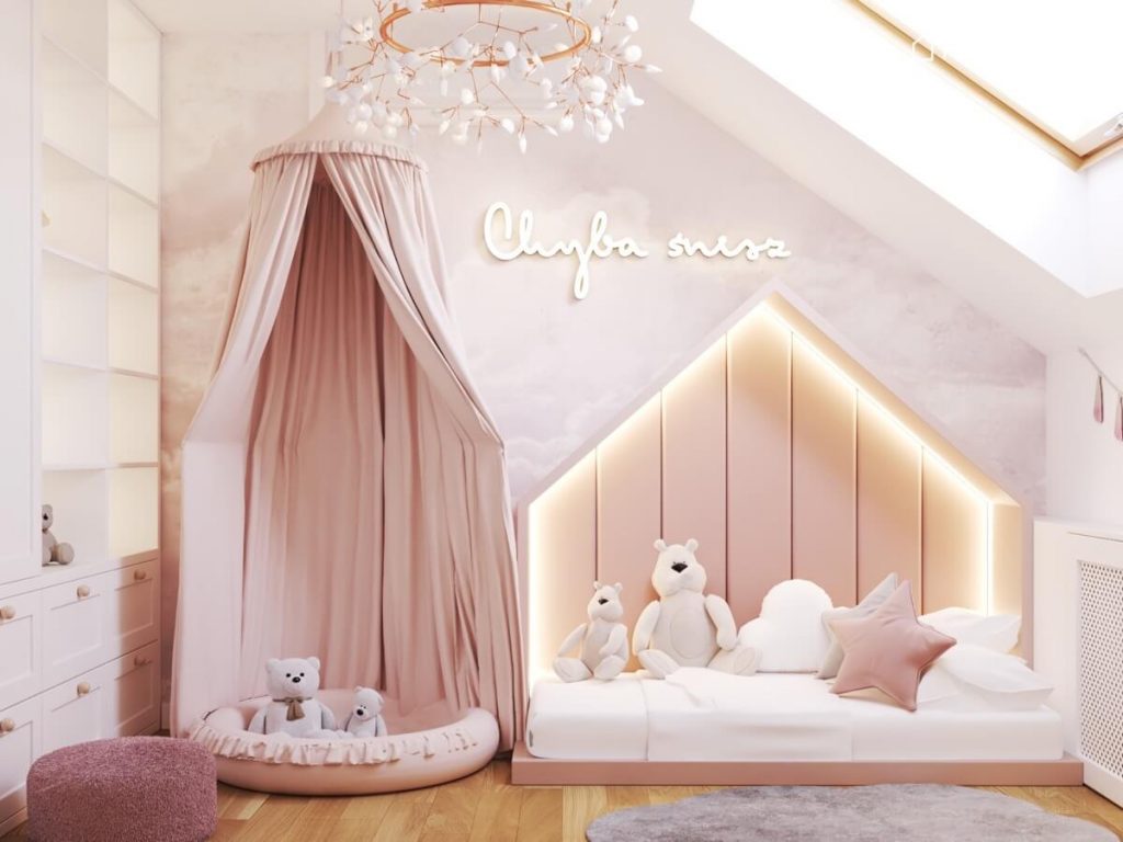Łóżko w kształcie domku oraz miękkie gniazdko otoczone baldachimem a nad nimi ledon w kształcie napisu w różowym poddaszowym pokoju dla małej dziewczynki
