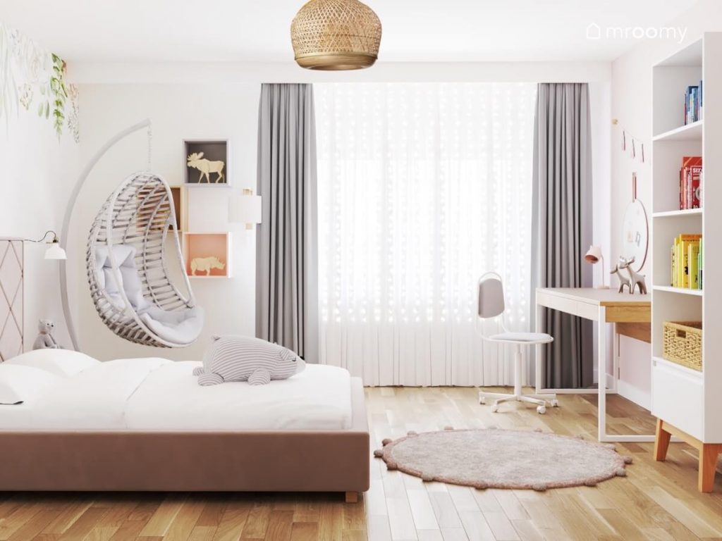 Jasny pokój dla nastolatki a w nim duże łóżko fotel wiszący biało drewniane meble i bambusowa lampa