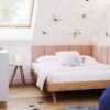 panele tapicerowane wokół łóżka w pokoju dziecka