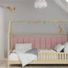 panele tapicerowane zaokrąglone przy łóżku dziecka