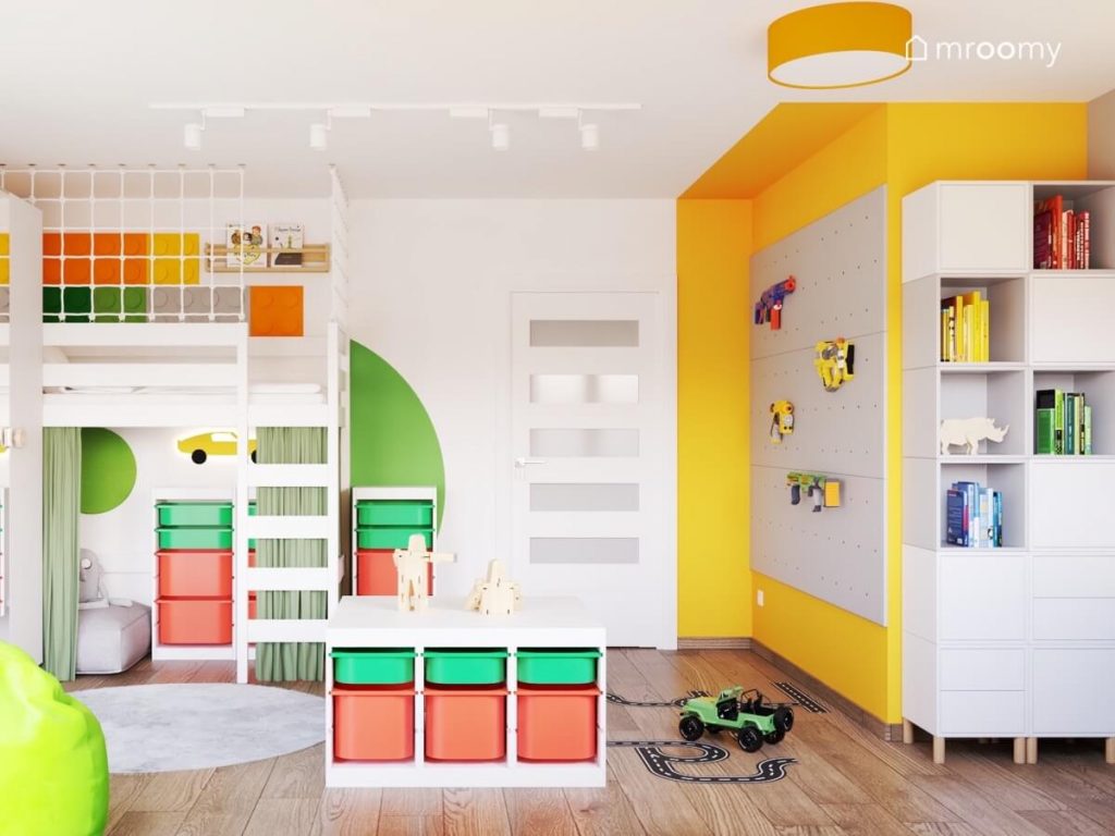 Jasny kolorowy pokój dla chłopca z białymi meblami oraz zielonymi akcentami