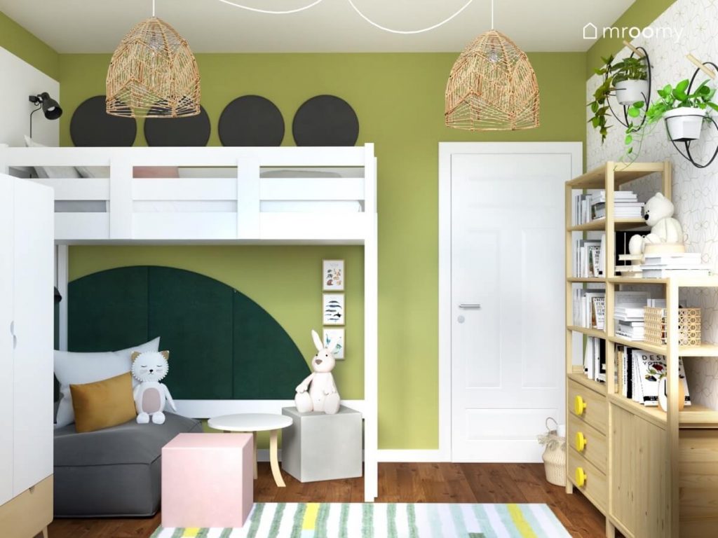 Biało zielony pokój dziewczynki a w nim biała antresola uzupełniona panelami ściennymi z miejscem do spania na górze i miejscem do odpoczynku na dole a na podłodze dywan w paski