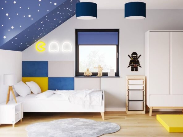 minimalistyczne białe łóżko na drewnianych nogach w pokoju dziecka