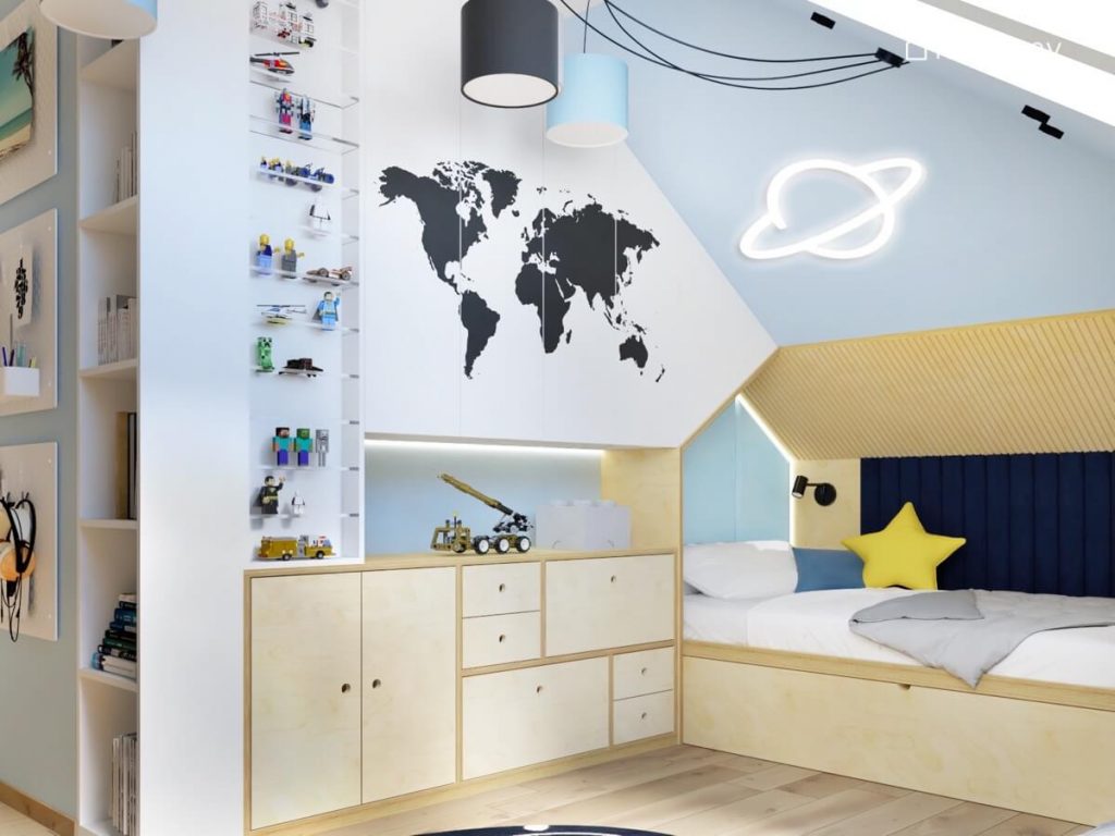 Biało błękitny poddaszowy pokój dla chłopca a w nim drewniane meble mapa świata na ścianie oraz ledon w kształcie planety na skosie
