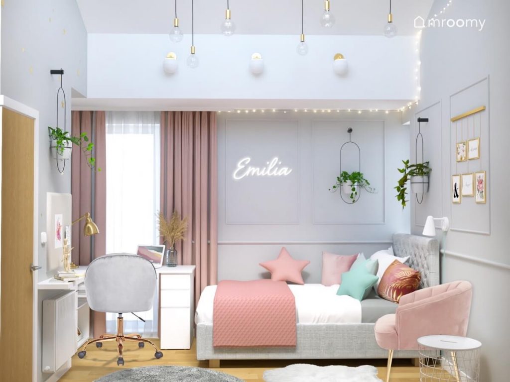 Jasny pokój nastolatki z białymi i szarymi meblami oraz różowymi dodatkami kwietnikami ledonem w kształcie imienia oraz ozdobnymi lampami u wysokiego sufitu