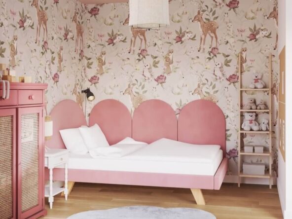 tapeta z sarenkami i jeżykiem w pokoju dziewczynki w odcieniach różowego