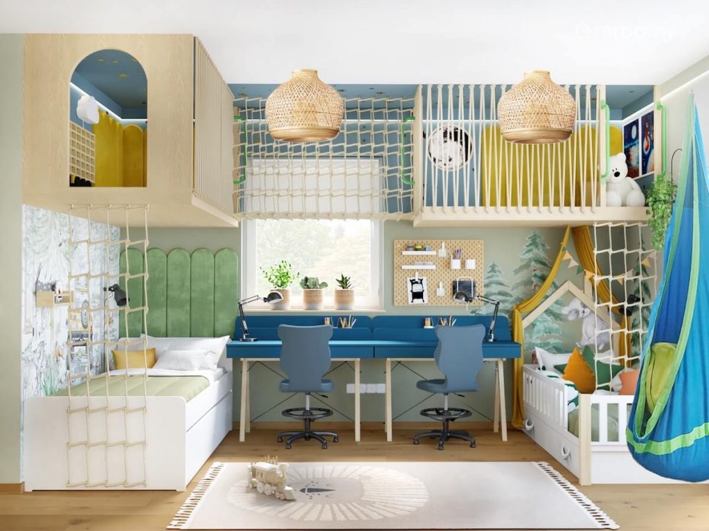 Dwa białe łóżka dwa niebieskie biurka a nad nimi duża antresola do zabawy w pokoju dwóch chłopców