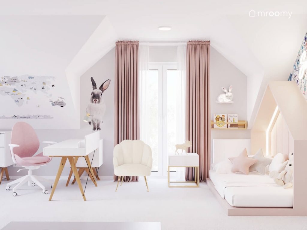 Biało szary poddaszowy pokój dziewczynki a w nim biało drewniane meble różowe dodatki oraz naklejki ścienne w kształcie królika i mapy świata