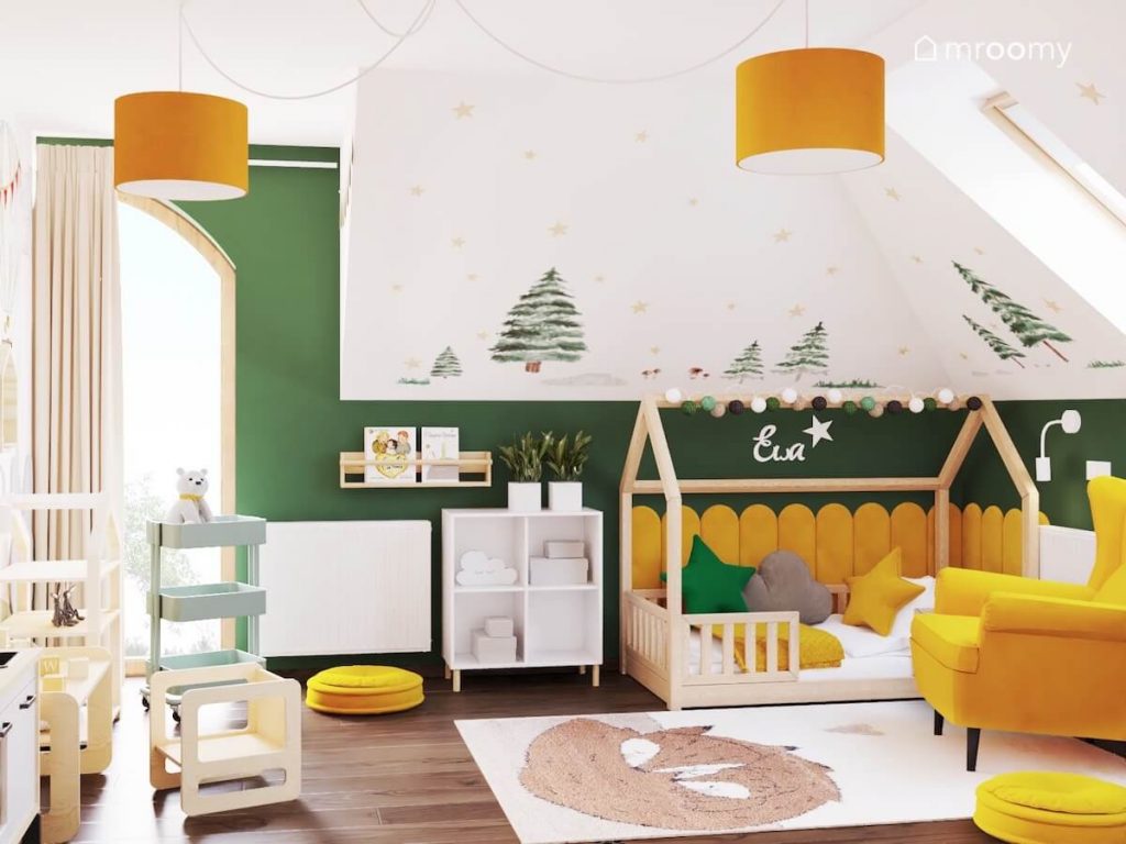 Biało zielony pokój dla małej dziewczynki z drewnianymi i białymi meblami żółtymi dodatkami i leśnymi akcentami na ścianach i podłodze