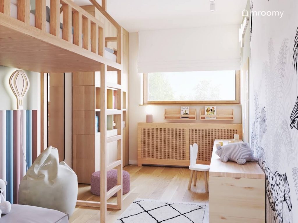 Jasny pokój dla dziewczynki a w nim drewniane meble w tym antresola oraz kolorowe pufy