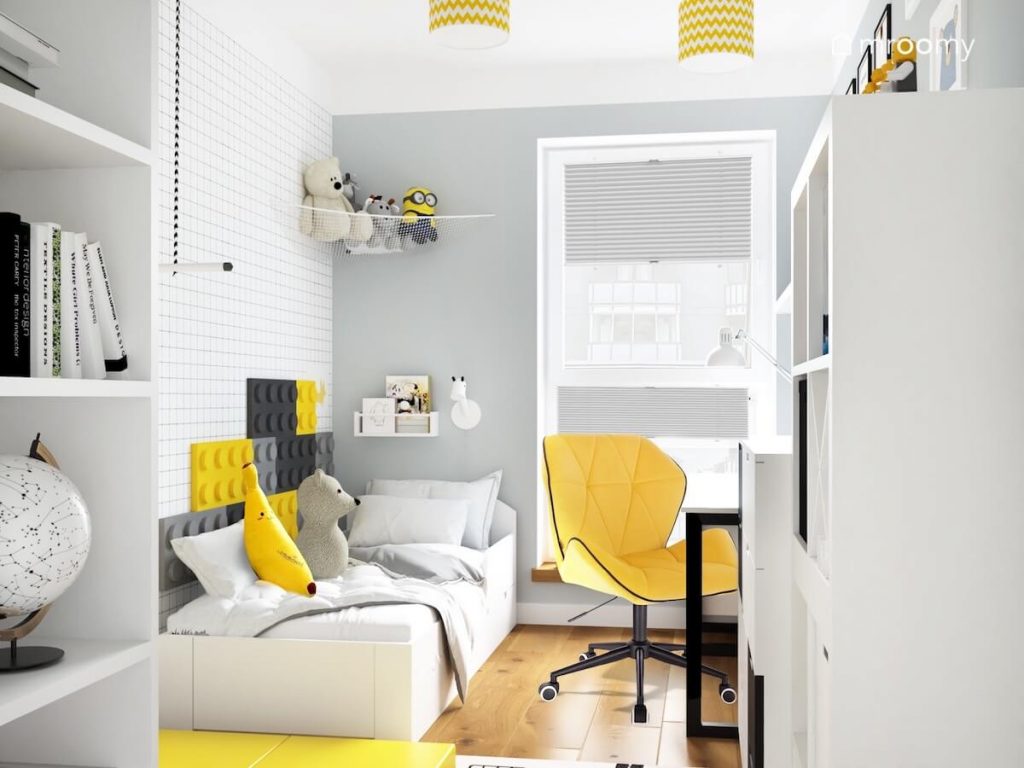 Biało szary pokój dla chłopca a w nim białe meble żółte dodatki tapeta w kratkę oraz panele ścienne w formie klocków