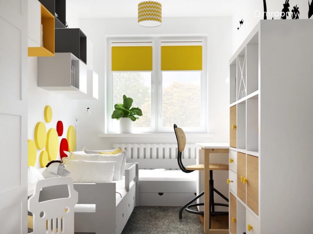 Biały pokój dwóch braci z biało drewnianymi meblami oraz żółtymi akcentami