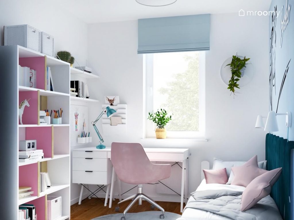 Jasny pokój dziewczynki w wieku szkolnym a w nim białe meble oraz różowe i błękitne dodatki oraz kwietnik