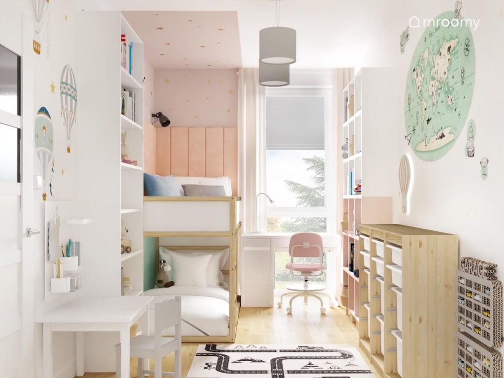 Pokój dla dziewczynki i chłopca a w nim biało drewniane meble łóżko piętrowe i mapa świata na ścianie