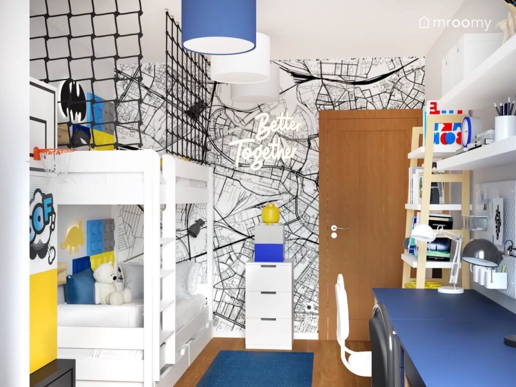 Pokój dla dwóch chłopców a w nim białe łóżko piętrowe lampy sufitowe w trzech kolorach oraz topograficzna tapeta i ledon w kształcie napisu na ścianie