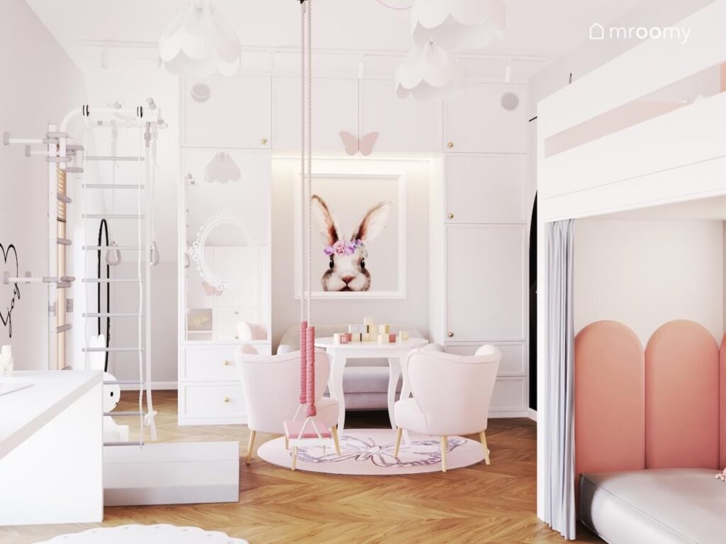 Jasny pokój dla dziewczynki w wieku szkolnym a w nim białe meble huśtawka dodatki z motylami oraz obrazek z królikiem