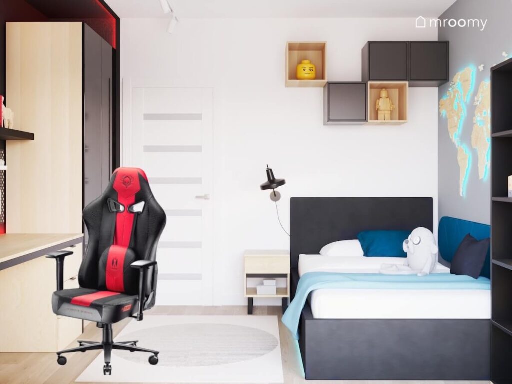 Monochromatyczny pokój dziesięciolatka a w nim ciemne łóżko półki ścienne i fotel gamingowy