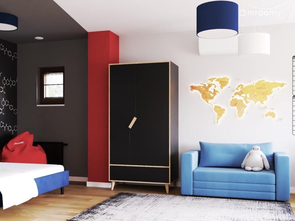 Biało szary pokój dla nastolatka a w nim czarna szafa niebieska kanapa drewniana mapa świata i ciemnoczerwony filar