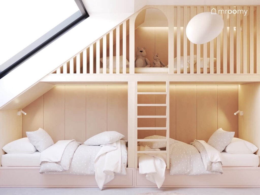 Drewniana antresola w pokoju dla dziewczynek a pod spodem dwa łóżka a na suficie lampa w nieregularnym kształcie