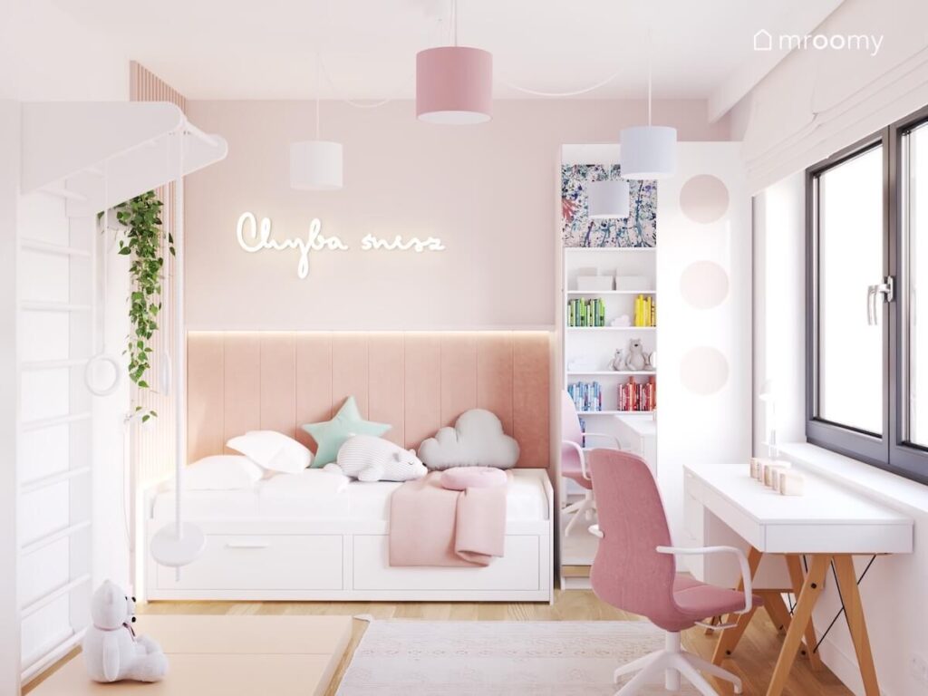 Jasny pokój dla siedmiolatki a w nim białe meble różowe dodatki ledon w kształcie napisu oraz drabinka gimnastyczna