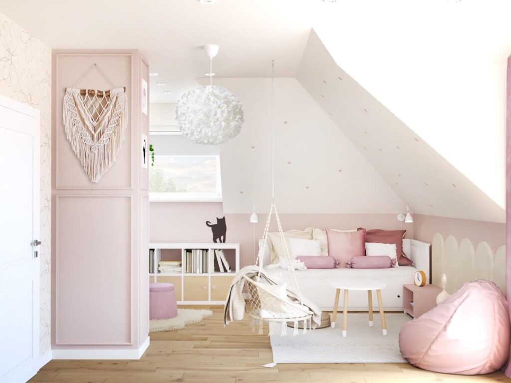 Biało różowy poddaszowy pokój dla ośmiolatki a w nim fotel wiszący białe łóżko dwa dywany na skosie różowe kropki a na filarze makrama