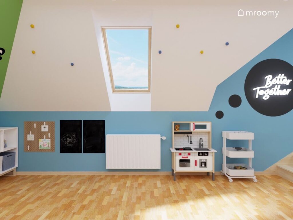 Ozdobiony kolorowymi gałkami skos w poddaszowym pokoju sześciolatka a na niebieskiej ściance kolankowej organizery oraz kuchnia dla dzieci