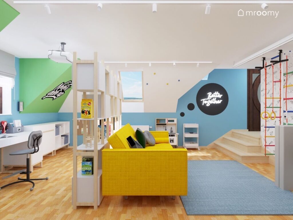 Radosny poddaszowy pokój dla sześciolatka a w nim biało zielono niebieskie ściany jasne meble oraz duża żółta sofa