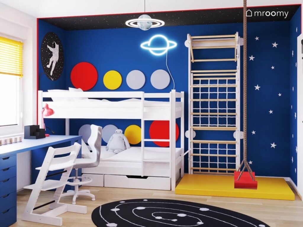 Kosmiczna strefa spania i rekreacji w pokoju dwóch chłopców a w nich łóżko piętrowe drabinka gimnastyczna z materacem oraz panele ścienne w różnych kolorach