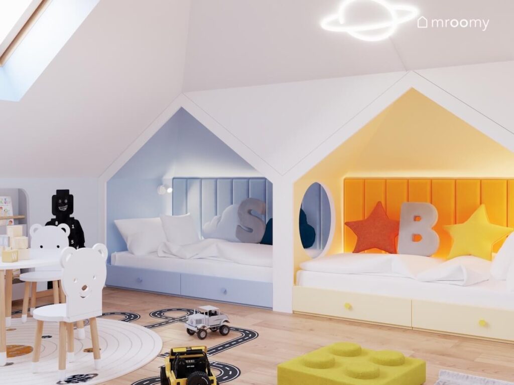 Strefa spania w poddaszowym pokoju dwóch chłopców a w niej dwa zabudowane łóżka z przejściem pomiędzy oraz niebieskimi i pomarańczowymi panelami ściennymi