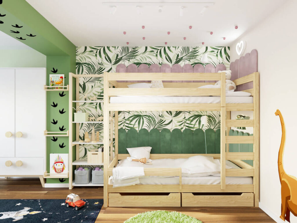 Drewniane łóżko piętrowe w pokoju dla rodzeństwa obok niego drewniany regał a za nim liściasta tapeta