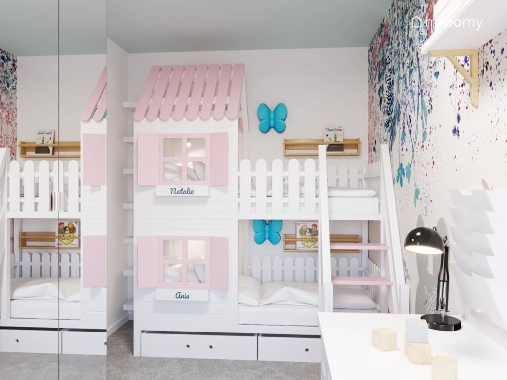 Biało różowe łóżko piętrowe w formie domku w pokoju dziewczynek