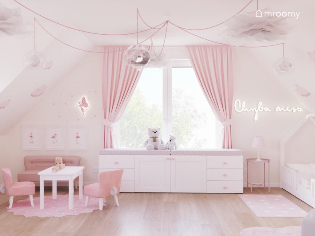 Jasny poddaszowy pokój dla małej dziewczynki a w nim białe i różowe meble motyle na ścianach oraz lampy na rozłożystym zawieszeniu