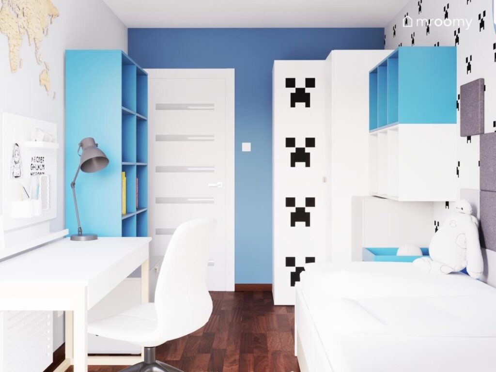 Biało szaro niebieski pokój dla chłopca a w nim białe i niebieskie meble oraz motywy z Minecrafta
