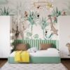 łożko tapicerowane w kolorze miętowym w pokoju dziecka z motywem zwierzęcym