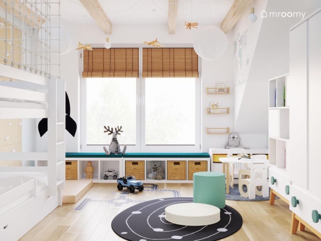 Jasny pokój czterolatka z białymi meblami drewnianymi dodatkami i kosmicznym dywanem