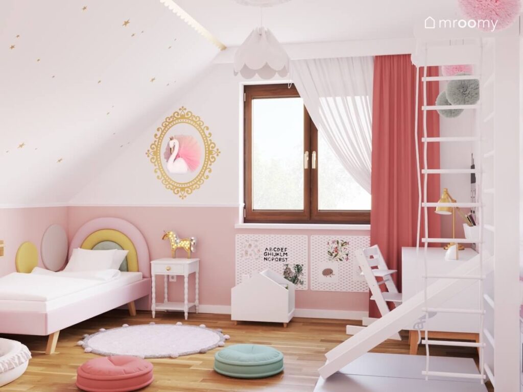 Biało różowy pokój dziewczynki na poddaszu z łóżkiem z ozdobnym wezgłowiem białymi meblami i lampą bezą