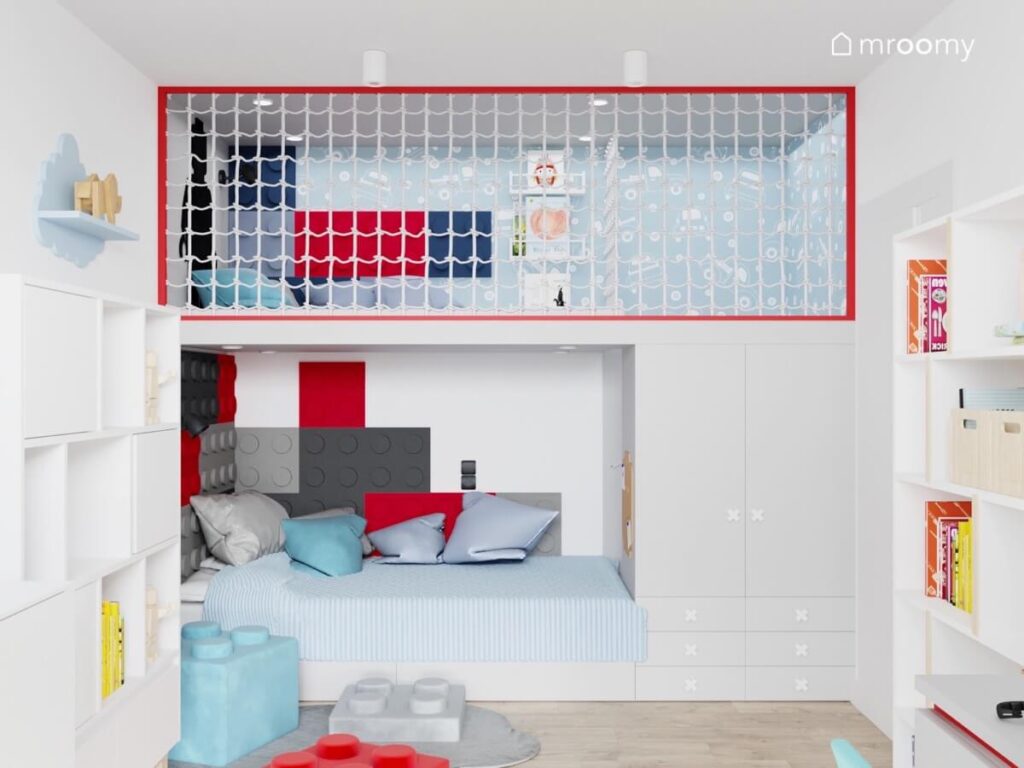 Strefa spania oraz zabawy w pokoju chłopca która składa się z wyłożonego panelami ściennymi łóżka na dole oraz zabezpieczonej siatką antresoli na górze