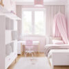 różowy pokój dla dziewczynki a w nim łóżko, komoda, baldachim i dywan little girl