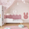 różowy pokój dla dziewczynki z lamką w kształcie królika